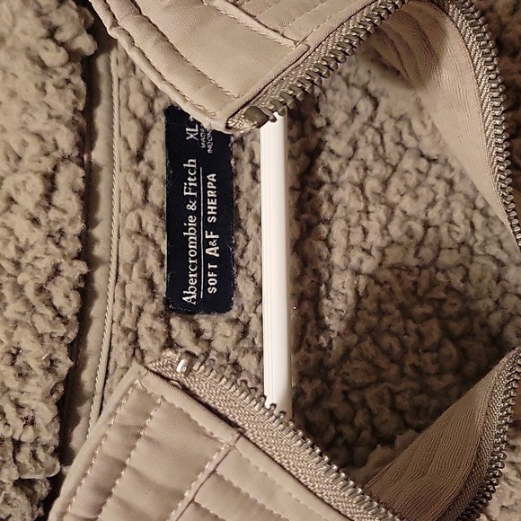 Never worn Abercrombie heavy sherpa - Picture 2 of 5